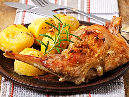 Печен заек (заешки бутчета) с картофи и розмарин на фурна - снимка на рецептата